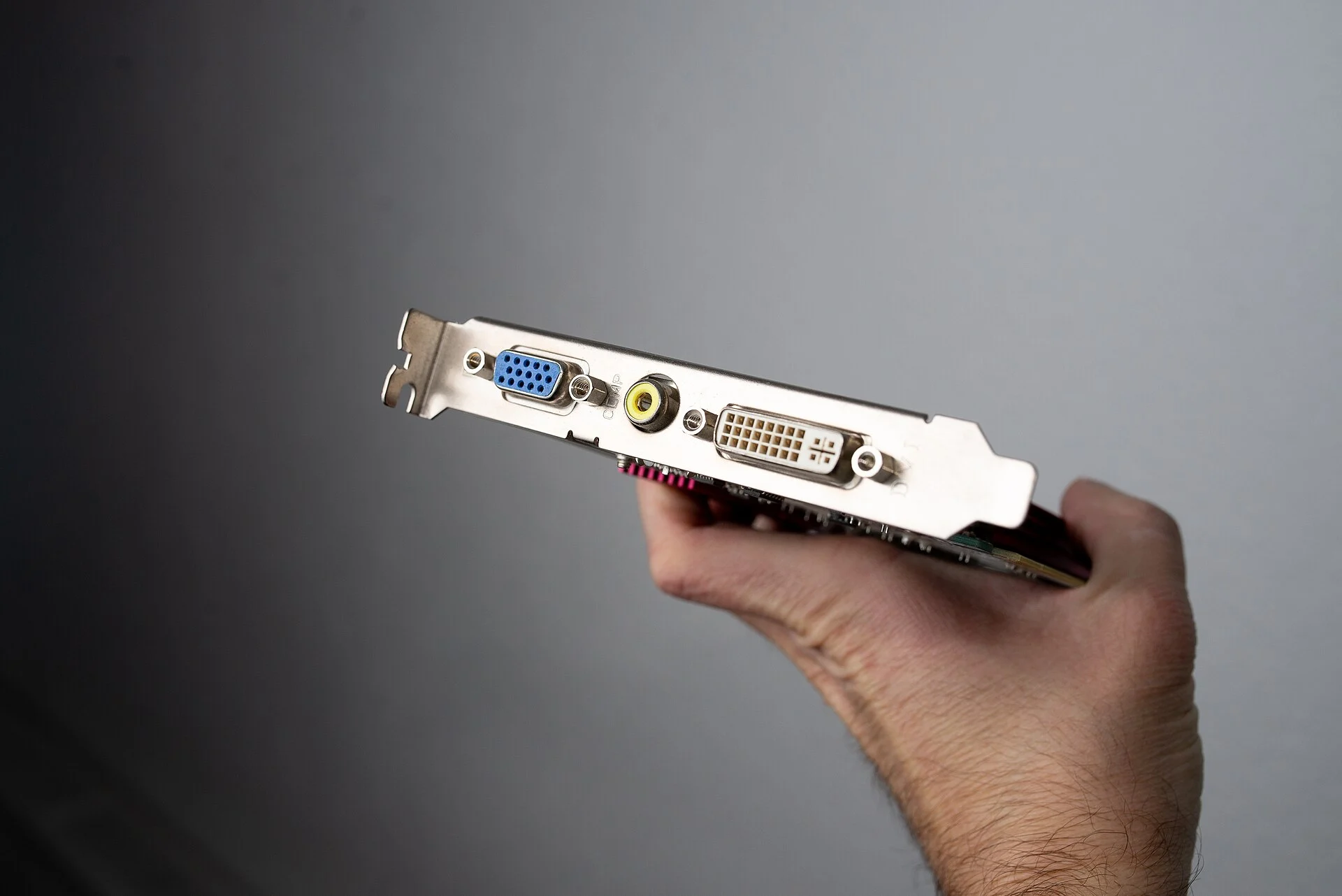 Как выбрать видеокарту с одним слотом: новая GeForce RTX 5060 Ti от Inno3D