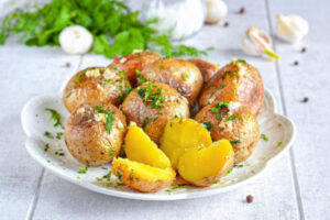 Молодой картофель с чесноком и укропом: вкусная альтернатива привычной жарке