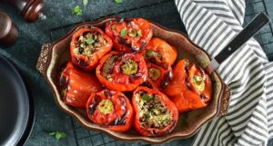 Фаршированные перцы с индейкой, грибами и рисом: кулинарная магия на тарелке