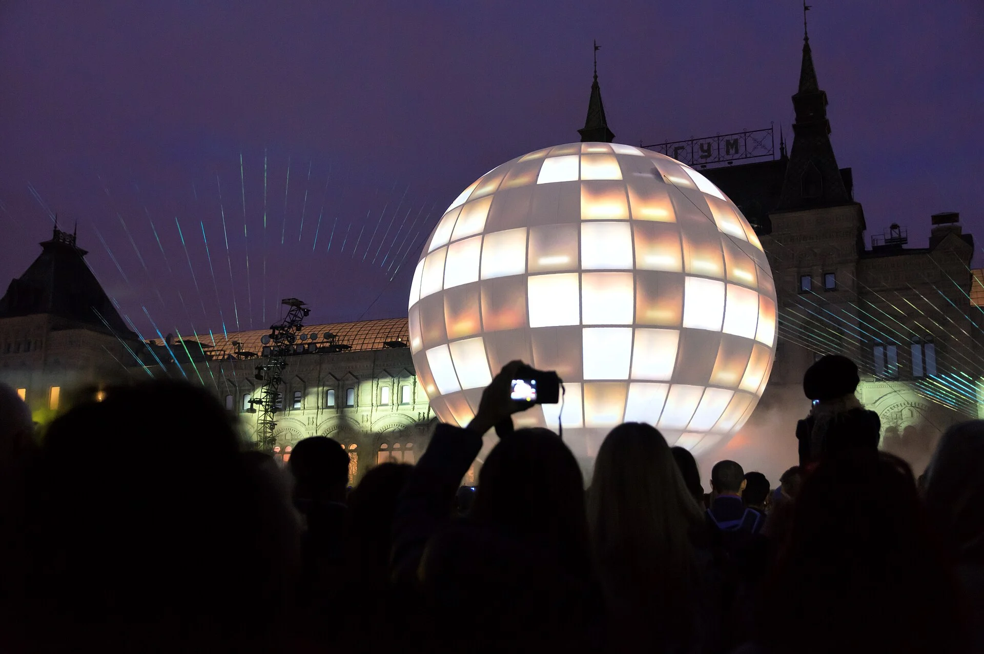Чем заняться в Москве в сентябре: фестиваль Cosmoscow, вечеринки Beat Weekend и ещё 20 событий